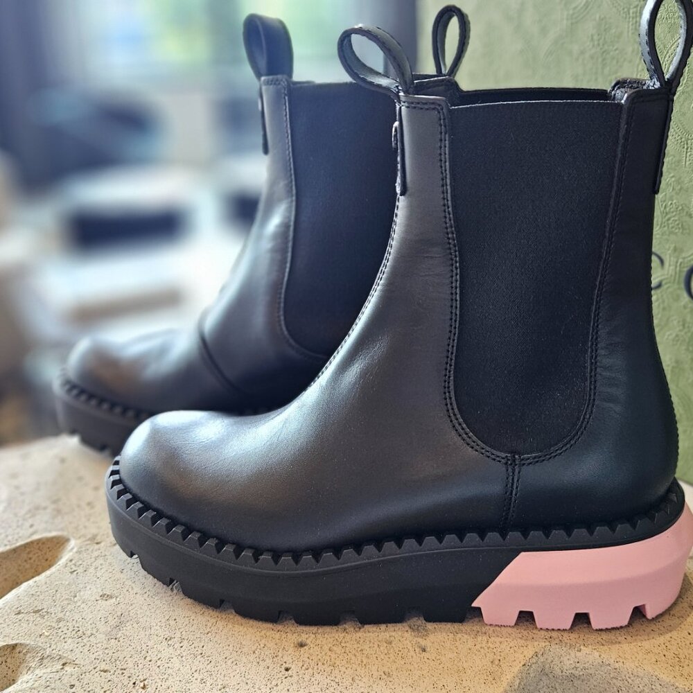Gucci Chelsea Boot 762020 AAMC3 - 1000 Black Leather Size 37+ New Womens Shoes